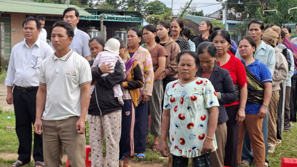 CHÀO CỜ ĐẦU THÁNG VÀ RA QUÂN DỌN DẸP VỆ SINH MÔI TRƯỜNG TẠI THÔN ĐĂK GIÁ